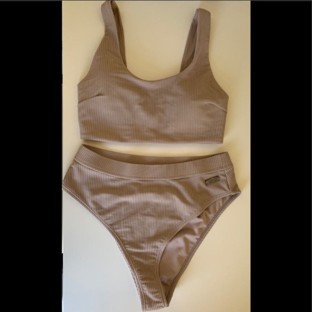 Gymshark Essence SM top & bottom in taupe.